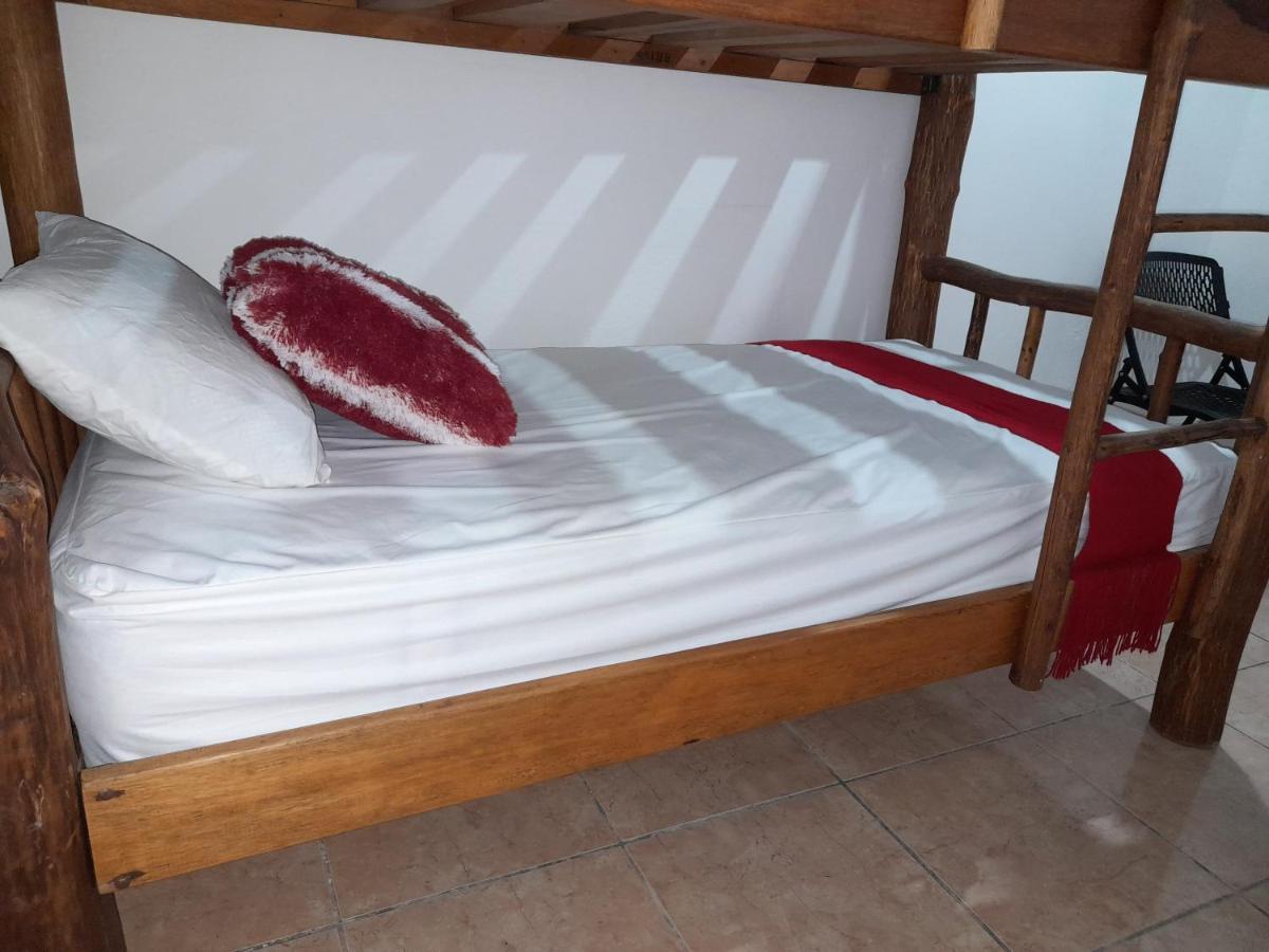 Hostal Blood Moon Rio Dulce Town Exterior foto
