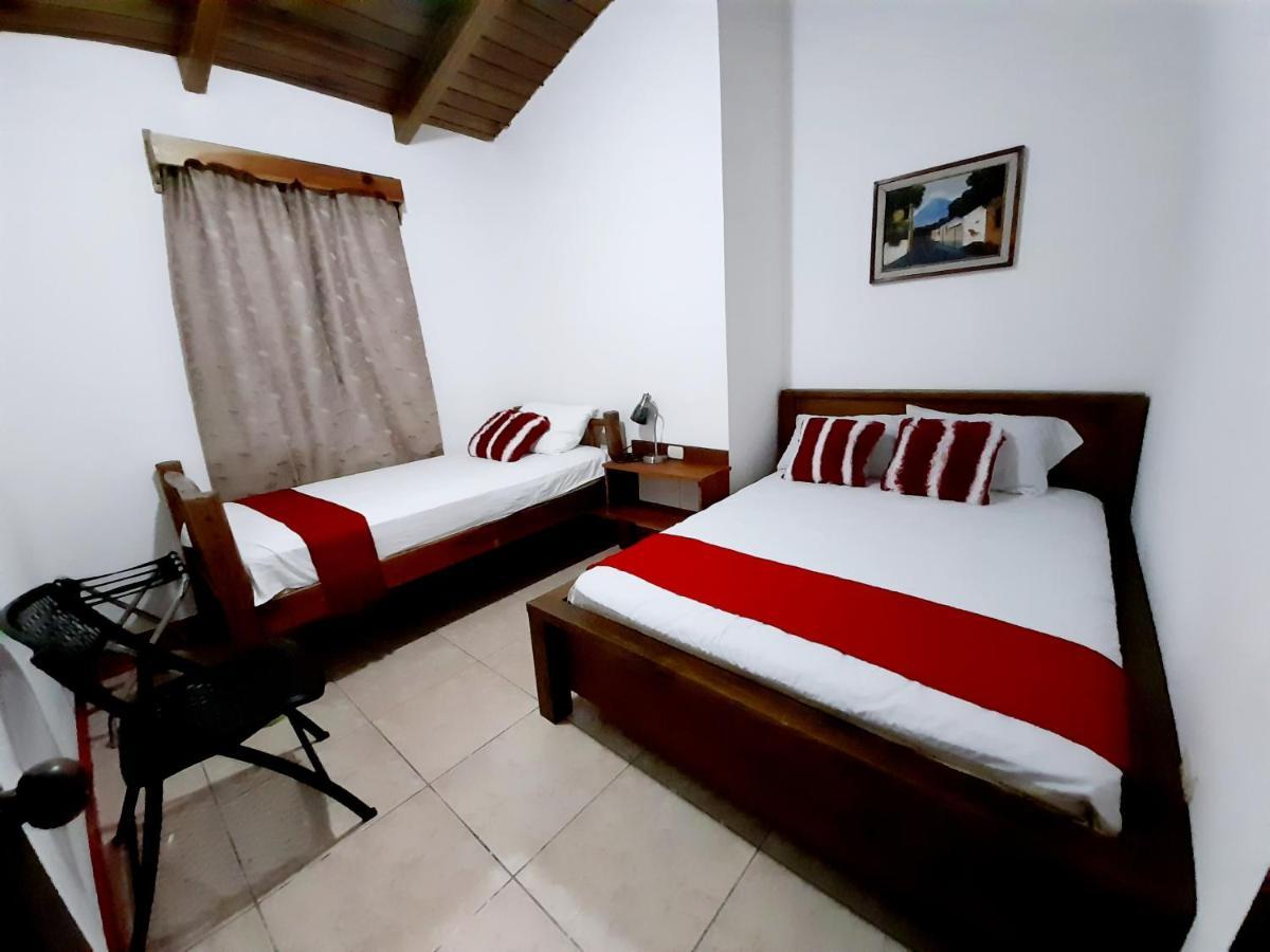 Hostal Blood Moon Rio Dulce Town Exterior foto